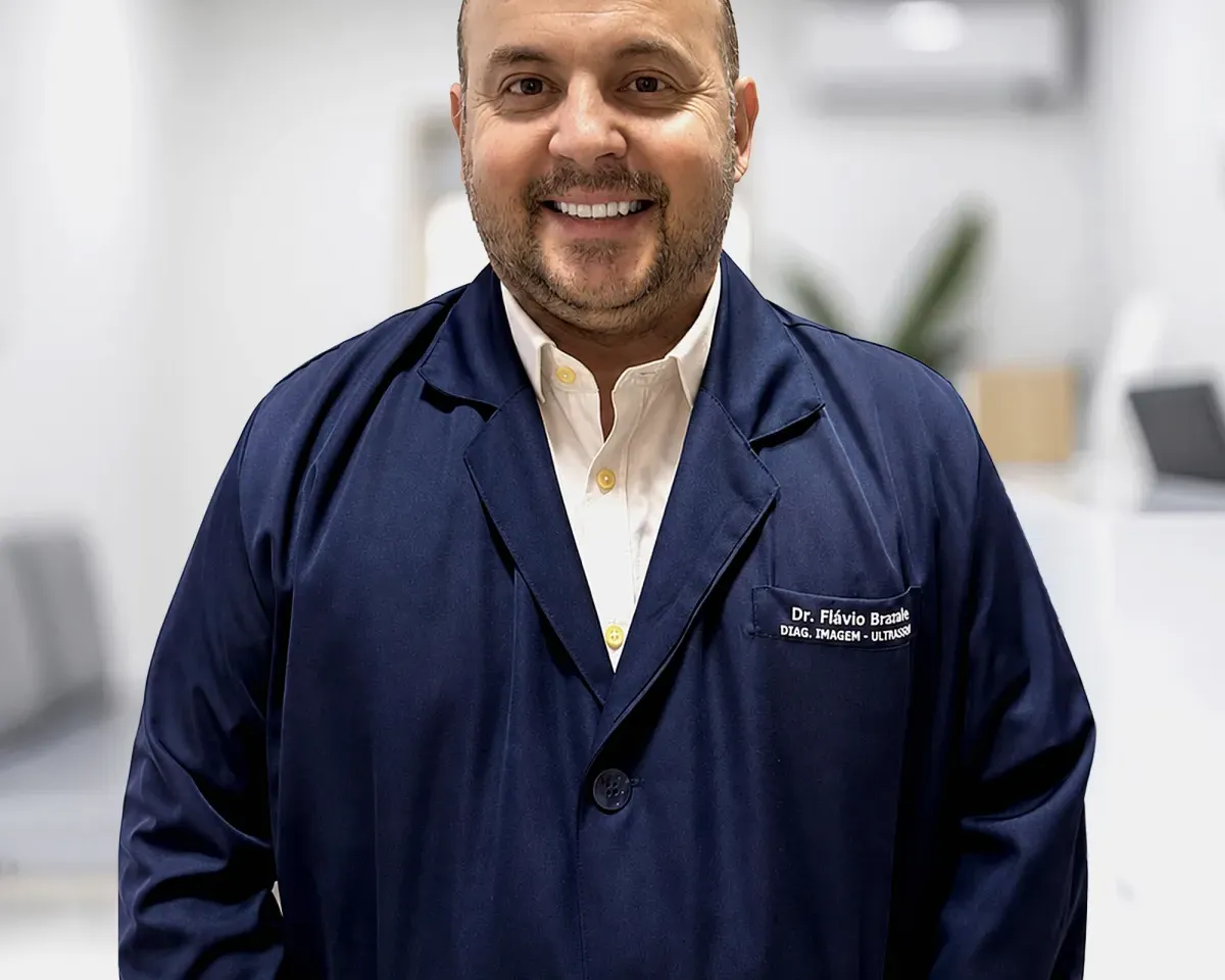 Dr. Flávio Bracale realizando exame de ultrassonografia